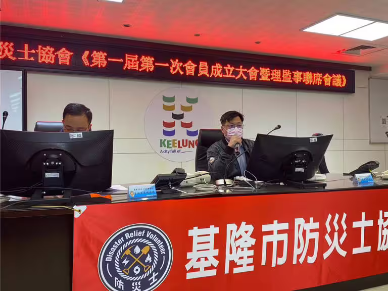 基隆市民間為強化民間自助救災能力,近日組成「基隆市防災士協會」,由27年資深義消許呈任擔任首屆理事長。(基隆市消防局提供/徐佑昇基隆傳真) 基隆市民間為強化民間自助救災能力,近日組成「基隆市防災士協會」,由27年資深義消許呈任擔任首屆理事長。(基隆市消防局提供/徐佑昇基隆傳真)