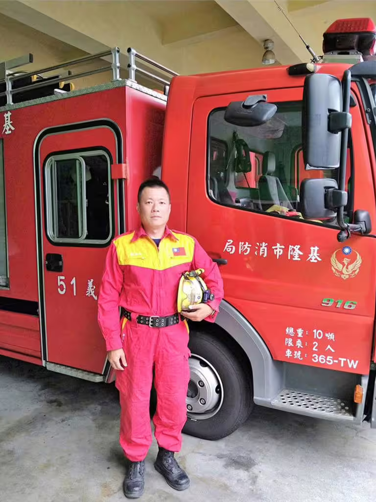 基隆市民間為強化民間自助救災能力,近日組成「基隆市防災士協會」,由27年資深義消許呈任擔任首屆理事長。(基隆市消防局提供/徐佑昇基隆傳真) 基隆市民間為強化民間自助救災能力,近日組成「基隆市防災士協會」,由27年資深義消許呈任擔任首屆理事長。(基隆市消防局提供/徐佑昇基隆傳真)