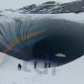遊客無視警告走進冰穴　「大冰磚重壓慘死」死亡瞬間曝