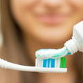 牙醫警告「不要邊洗澡邊刷牙」　3恐怖原因曝：細菌全刷進嘴裡