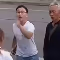 7旬翁當街向女兒下跪　真相曝光後「風向全變了」