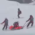 北海道救援隊太神！ 高難度「邊滑雪、邊急救」畫面震撼全網