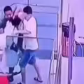 女童玩手扶梯遭夾住　熱心男救援反被出征