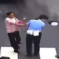 女子硬闖紅燈被提醒　反手狠甩女警一巴掌