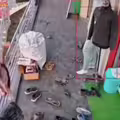爸媽顧著血拼　女兒倒頭栽翻下欄杆