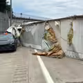 卡車撞上高架橋　再撞路邊轎車慘了