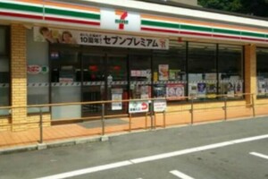 日本超商7-11在門口「故意裝一整排欄杆」想進去得繞路　店長：裝完業績一夕暴漲