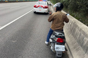 新竹阿嬤「騎車上國道」遭警攔下　當場爆哭：以前都是他載我…