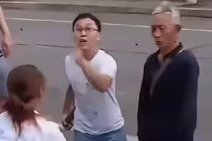 7旬翁當街向女兒下跪　真相曝光後「風向全變了」