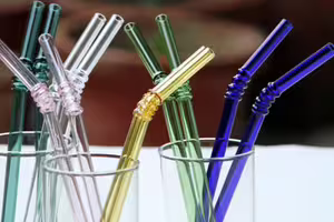 她用玻璃吸管喝水　2小時後「口吐鮮血」動手術！淚揭恐怖原因