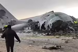 「運鈔軍機」墜機!已知15死 民眾無視遺骸瘋搶錢 「運鈔軍機」墜機!已知15死 民眾無視遺骸瘋搶錢