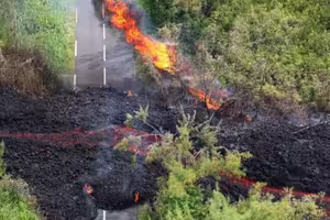 火山噴發熔岩流穿越公路　罕見奇景吸民眾圍觀