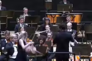 「4200萬名琴被打飛」重摔地上！她堅持繼續演奏超敬業