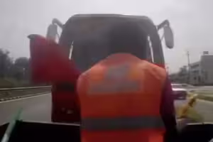 在高速公路施工　2工人慘遭大車直撞
