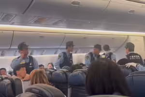 中國客飛機上大鬧　客機被迫降東京
