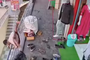 爸媽顧著血拼 女兒倒頭栽翻下欄杆 爸媽顧著血拼 女兒倒頭栽翻下欄杆