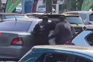 當街被擄上車 男子拚命掙扎沒人敢救 當街被擄上車 男子拚命掙扎沒人敢救