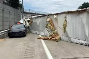 卡車撞上高架橋　再撞路邊轎車慘了