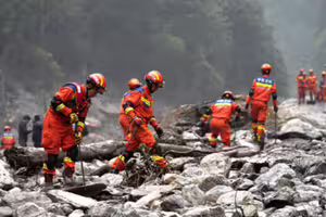 55人旅行團「全失聯」!老闆急租直升機飛災區 55人旅行團「全失聯」!老闆急租直升機飛災區