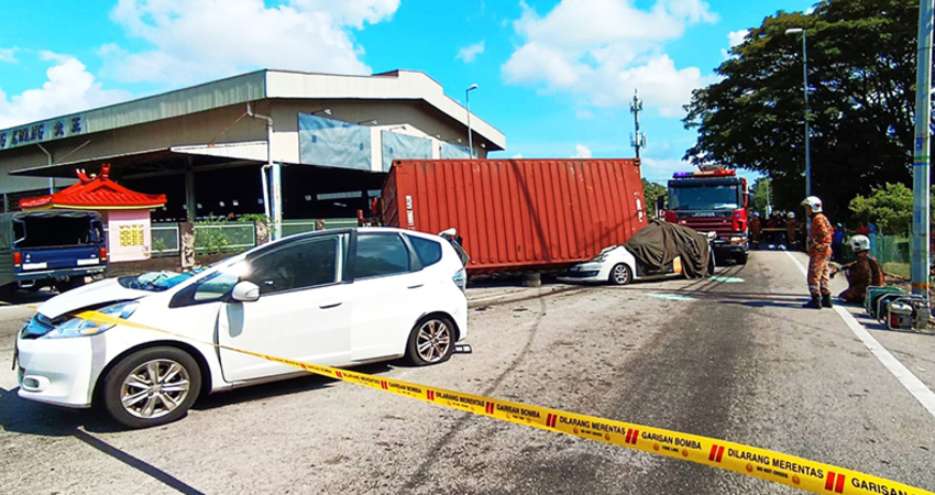 轉彎到一半　大貨車突「貨櫃翻落」重砸汽車！21歲女駕駛慘被壓扁身亡