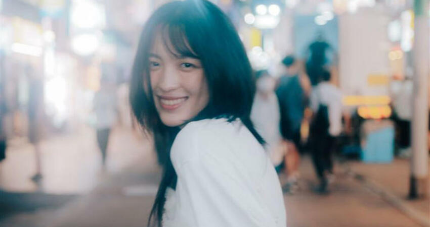 新生代女歌手撞臉長澤雅美！赴日躺行李箱街頭開唱當練膽