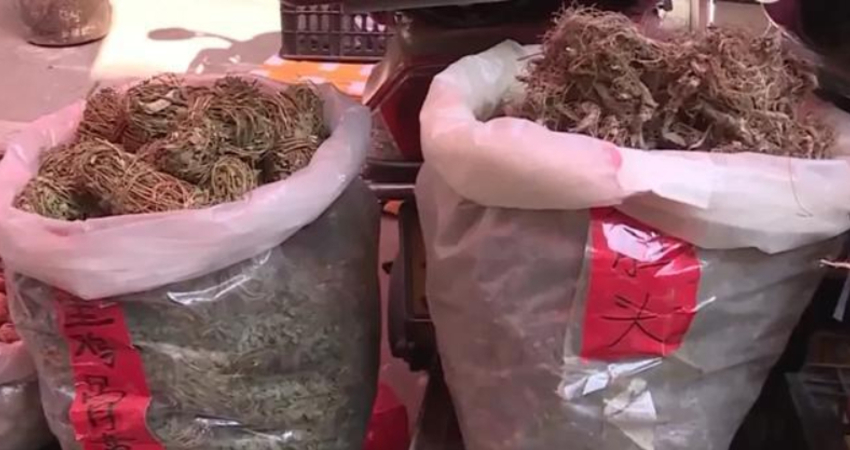 婦買中藥材煲湯「吃完竟暴斃」　警方上門店家才驚：拿錯草
