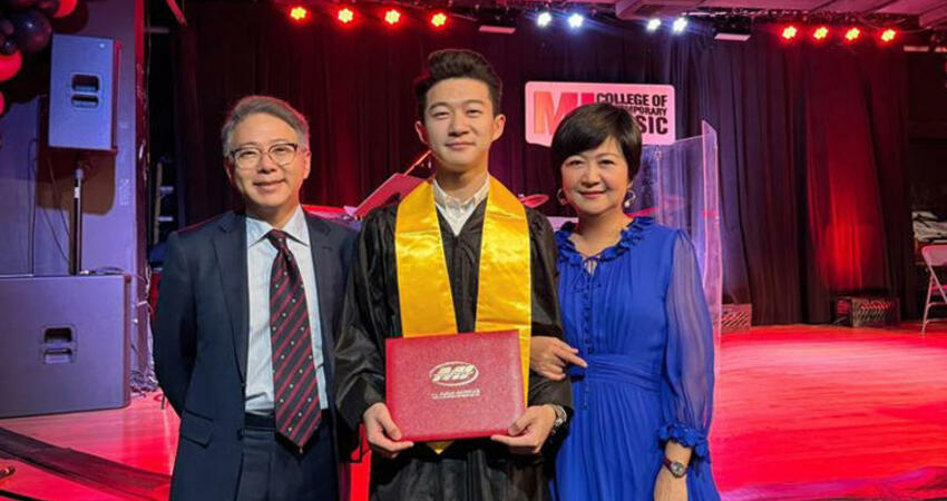 學霸兒貝克宇飛美國念碩士！崔佩儀送機擁抱 慈母心聲曝光