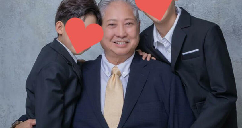 昔暴瘦靠人攙扶！73歲洪金寶「回春近照曝光」左擁右抱露燦笑