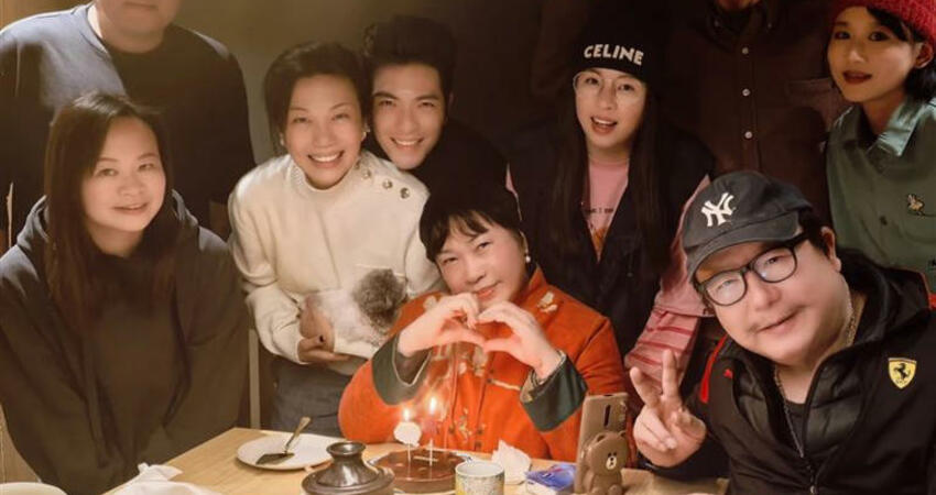 蕭敬騰慶祝蕭媽生日「與周董同天」！大合照藏亮點 背後緊摟林有慧超閃