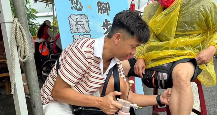白沙屯媽祖回宮！他路邊「蹲地幫香燈腳按摩」 一看竟是《瘋神》男星