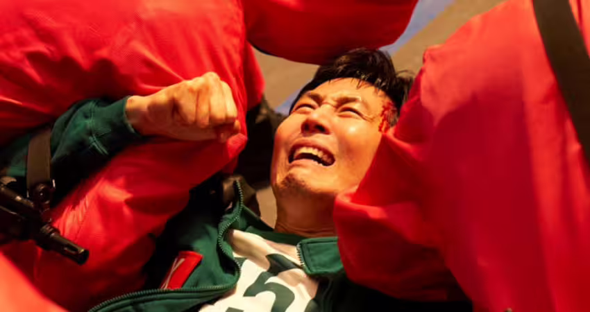 《魷魚遊戲3》上線倒數！李政宰進棺材了 新遊戲竟是超大扭蛋