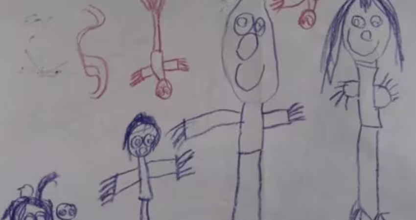 5歲兒畫全家福「多2個倒立小人」　母一年後嚇壞：成真了