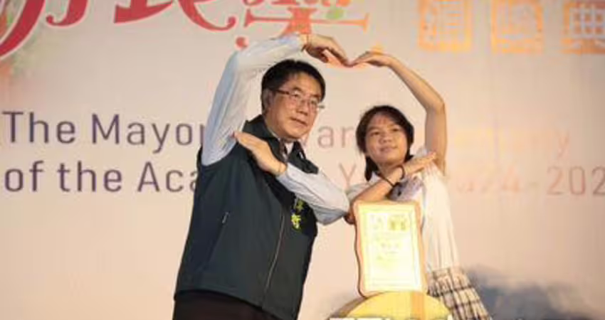 從七龍珠合體到公主抱！ 黃偉哲市長獎陪拍第4年感動萬名學子