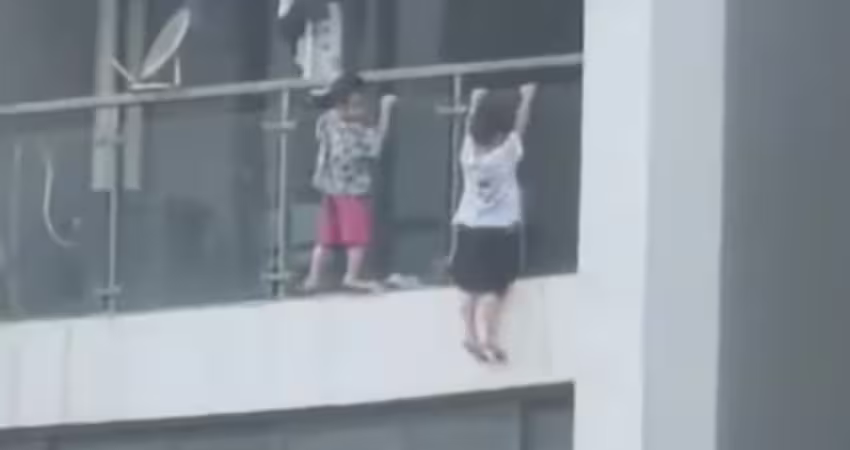 2童懸空「13樓陽台外吊單槓」　鄰居目睹嚇傻