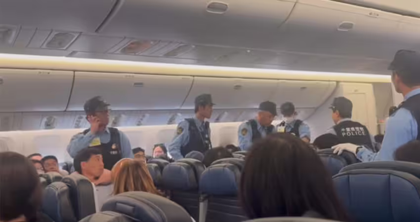 中國客飛機上大鬧　客機被迫降東京