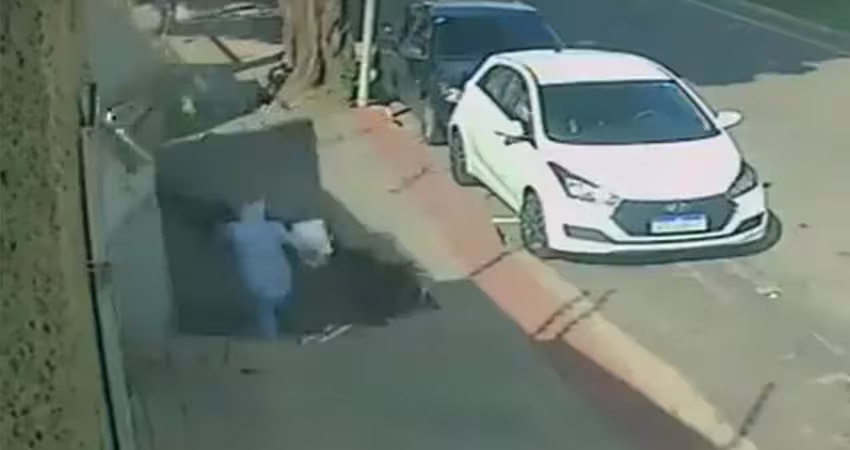 人行道突塌陷　老翁走一半急墜慘了