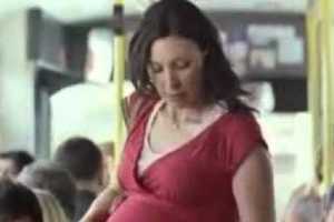 这是很好的广告！不给孕妇让座被殴打！
