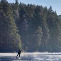 他在結冰的湖面上溜冰時發現不尋常，滑上前低頭一看竟然是無法忘掉的「驚悚湖底畫面」…