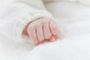 寶寶剛出生時，小拳頭握的緊緊就是好？媽媽們都錯了！請及時打開寶寶的小拳頭！
