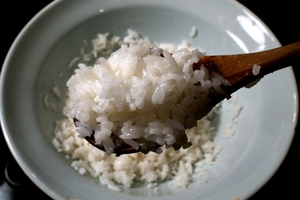 「蒸米飯」隻要蓋鍋前多個小動作，就會好吃100倍！多數人煮飯會犯三個錯，難怪常吃到難吃的！