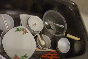 如果你習慣將「碗盤都丟到洗碗槽先泡水再洗」，你最好從現在開始禁止自己這麼做！