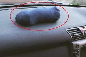 他把襪子里裝上貓砂，放在車里，沒想到煩擾他多年的行車問題從此解決啦