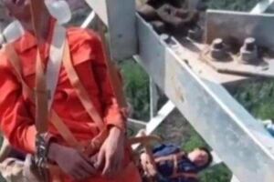 中國工人「吊」在50米電塔睡著外國網友感動不已集體致敬