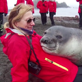 一位女遊客去南極旅行受到了「當地居民」的熱情歡迎，這麼直接的示愛會讓你羨慕到不行！