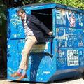 哈佛博士挑戰居住極限：在垃圾桶里住了一年