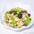 青椒蘑菇炒肉片做法，家常菜里的小清新，美味又下飯