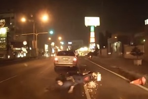 男騎車載女友，突然兩人摔車了，沒想到這時女友瞬間做了這「狠事」？！