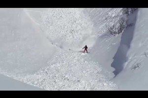 視頻：雪崩了，一隻兔子竟然跳進翻滾的雪堆中，本以為牠會被埋沒，沒想到牠這麼猛!