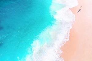 印尼的這個粉色沙灘，圓你一個最浪漫的海島夢~