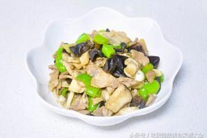 青椒蘑菇炒肉片做法，家常菜里的小清新，美味又下飯